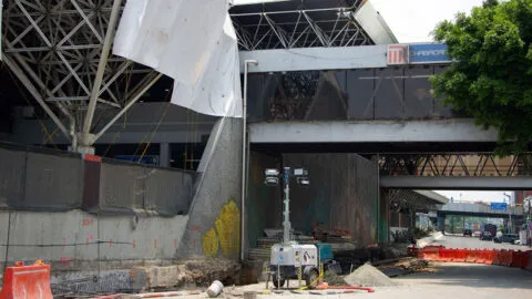 Usuarios pagan 5 pesos para cruzar Tlalpan por obras inconclusas
