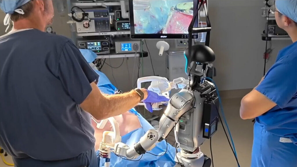 Imágenes de las cirugías realizadas en colaboración con robots humanoides.