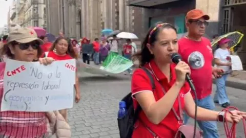 Integrantes de la CNTE marchan por calles del Centro de la CDMX