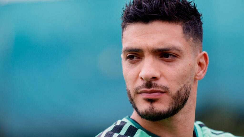 Como un héroe: Raúl Jiménez recibe una emotiva ovación en el Aeropuerto Internacional de Cancún