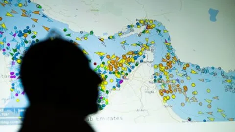 Con ataques de gran magnitud, Estados Unidos e Irán intensifican guerra por control del estrecho de Ormuz