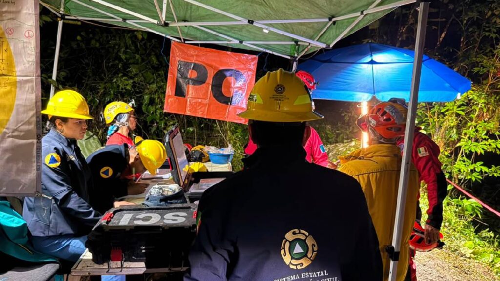 continua-operativo-de-busqueda-en-la-gruta-chichicazapa-puebla