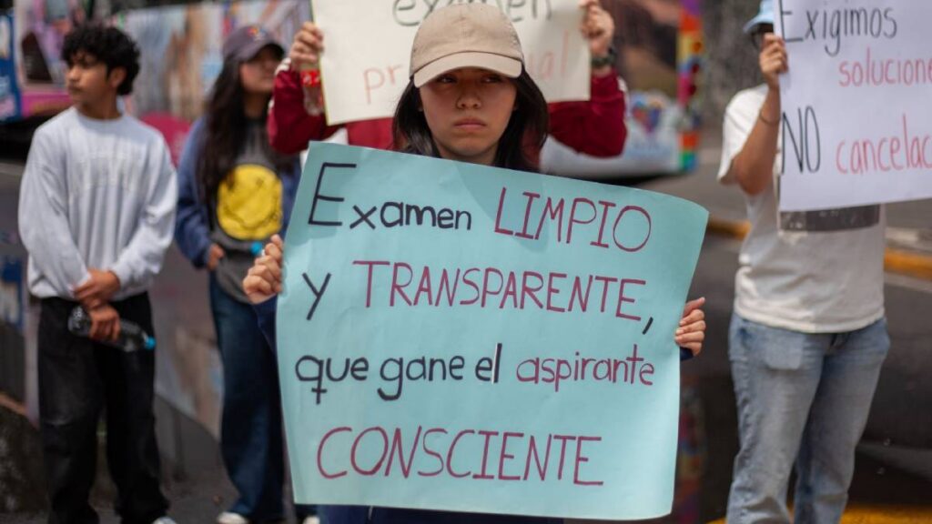 Con protestas exigen solución ante polémica de ingreso a la UNAM.