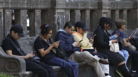 "Cuerpo de celular": el uso cotidiano del smartphone te está deformando sin que te des cuenta
