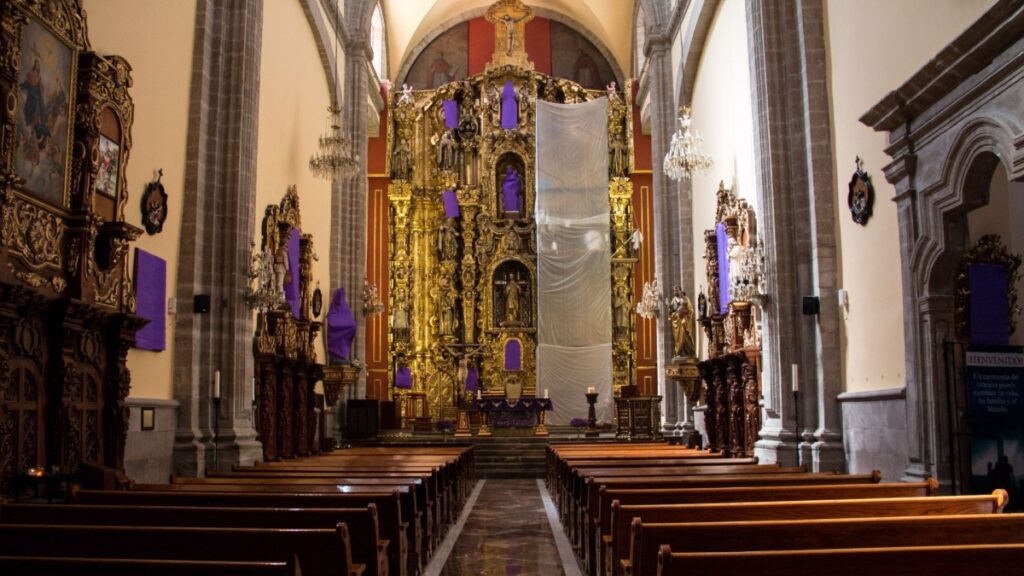 Denuncian robo de esculturas de Carrington, y otras 8 piezas de parroquia en San Cosme