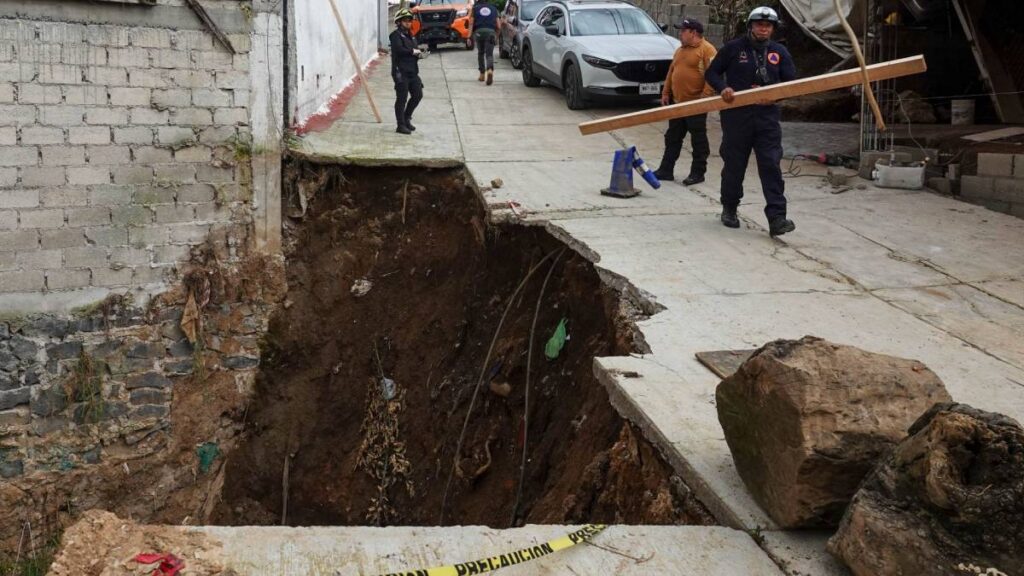 Las imágenes muestran el enorme hueco que dejó el colapso de la calle tras el reblandecimiento del terreno.