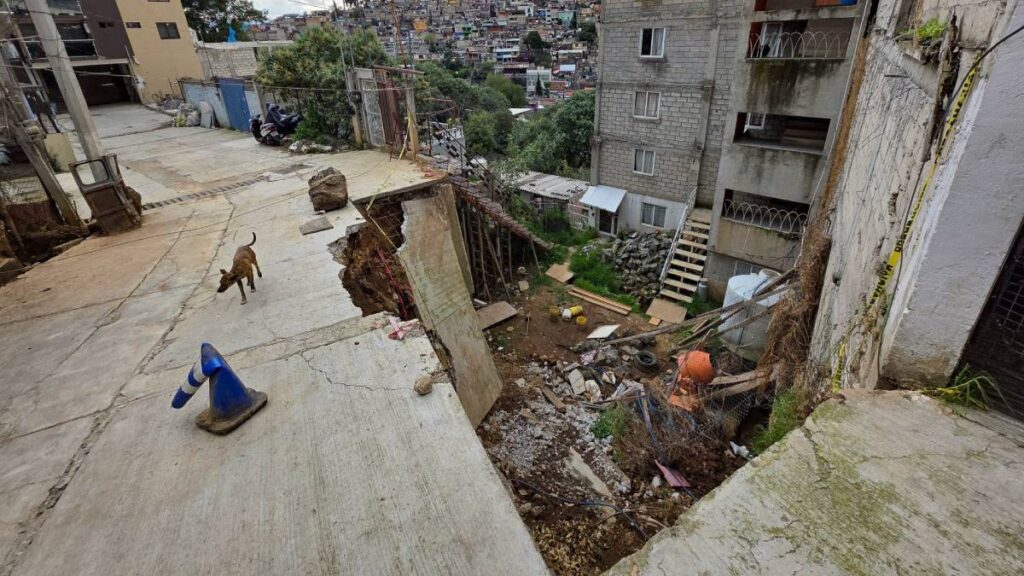 Protección Civil mantiene acordonada la zona mientras evalúa los daños.