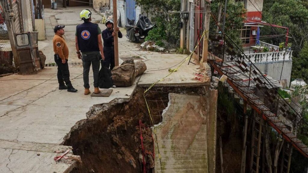 Las imágenes muestran el enorme hueco que dejó el colapso de la calle tras el reblandecimiento del terreno.