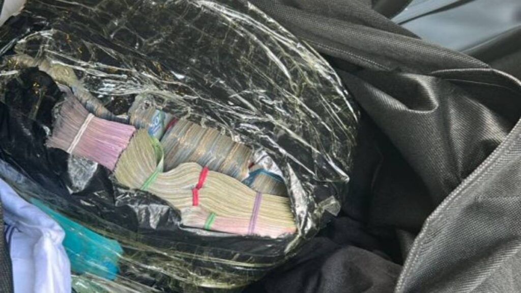 Jóvenes detenidos con más de un millón de pesos en Guanajuato.