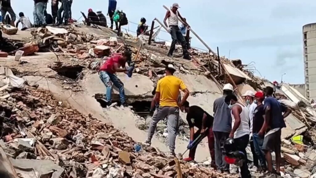 Día 8: contrarreloj, siguen las labores de rescate en La Guaira