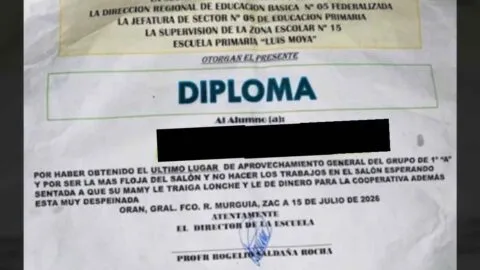 Maestro entrega "diploma" a peor estudiante y causa indignación en Zacatecas