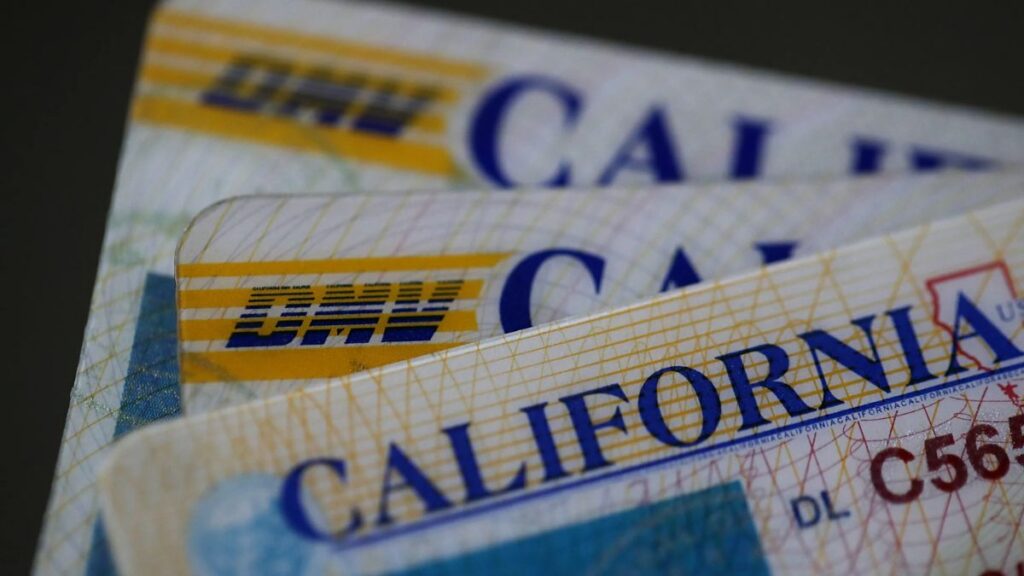 El Departamento de Vehículos Motorizados (DMV) de California notificó a 11 mil conductores que deberán volver a presentar el examen teórico