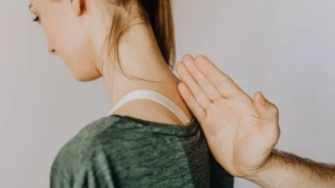 Vacaciones sin lesiones: ortopedista comparte 8 consejos para evitar dolores, esguinces y contracturas