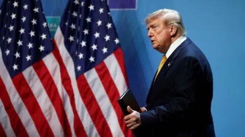 Suspenden a operador del teleprompter de Trump por apuestas con información privilegiada