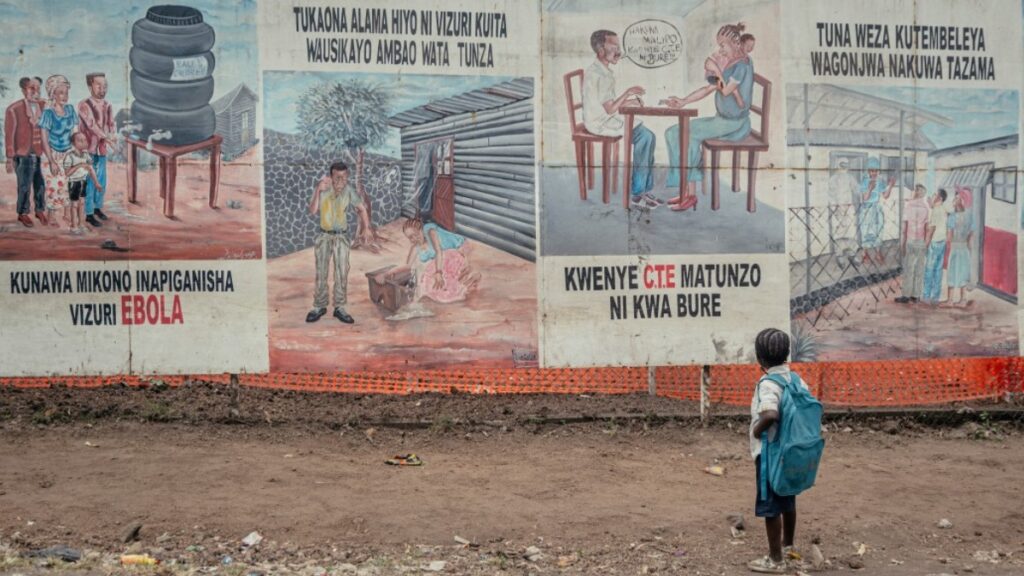 Un niño mira ilustraciones sobre el ébola
