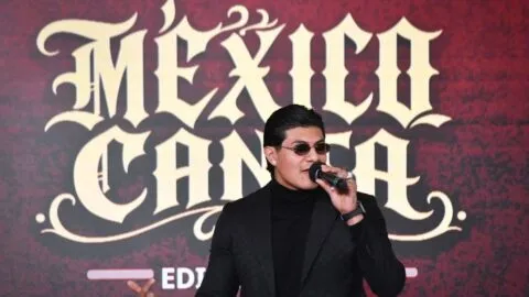 El Bogueto canta "Mi Barrio" ante Claudia Sheinbaum durante la presentación de "México Canta" 