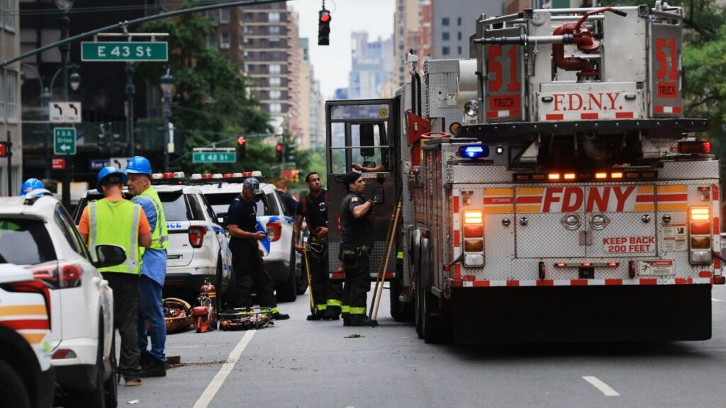 Las autoridades mantienen un amplio perímetro de seguridad en Midtown Manhattan después de que un edificio en remodelación presentara fallas estructurales