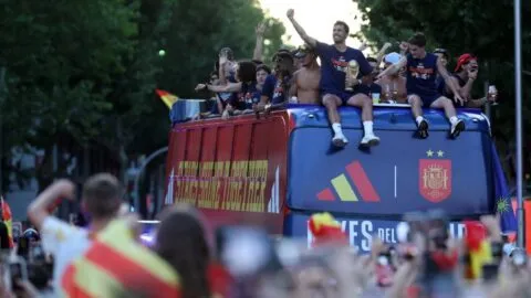 En vivo: retumban festejos en desfile de España tras ganar el Mundial 2026