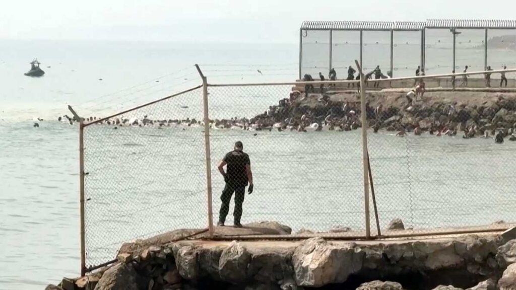 España despliega al Ejército en Ceuta tras entrada masiva de migrantes; suman nueve muertos