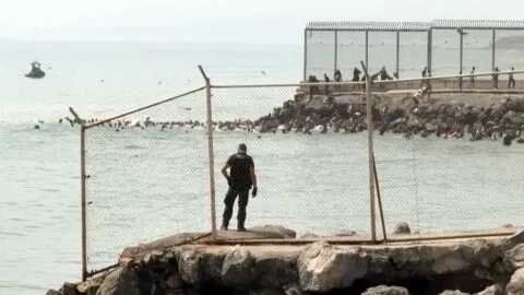 España despliega al Ejército en Ceuta tras entrada masiva de migrantes; suman nueve muertos