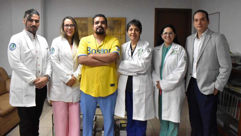 Especialistas del IMSS reconstruyen rostro de un joven tras 25 años de afecciones congénitas