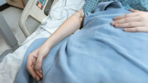 Esposa del influencer ‘Soy El May’ queda ciega y parapléjica tras dar a luz: denuncia irregularidades médicas