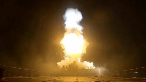 Estados Unidos e Irán continúan con ataques mutuos por navegación en el estrecho de Ormuz