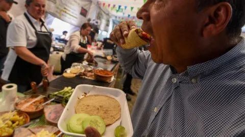 Regresa el “estafador de tacos” a Puebla; ofrece comida y se queda con el cambio
