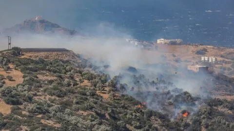 Evacúan a 8 mil personas en Grecia por incendios forestales en isla de Creta