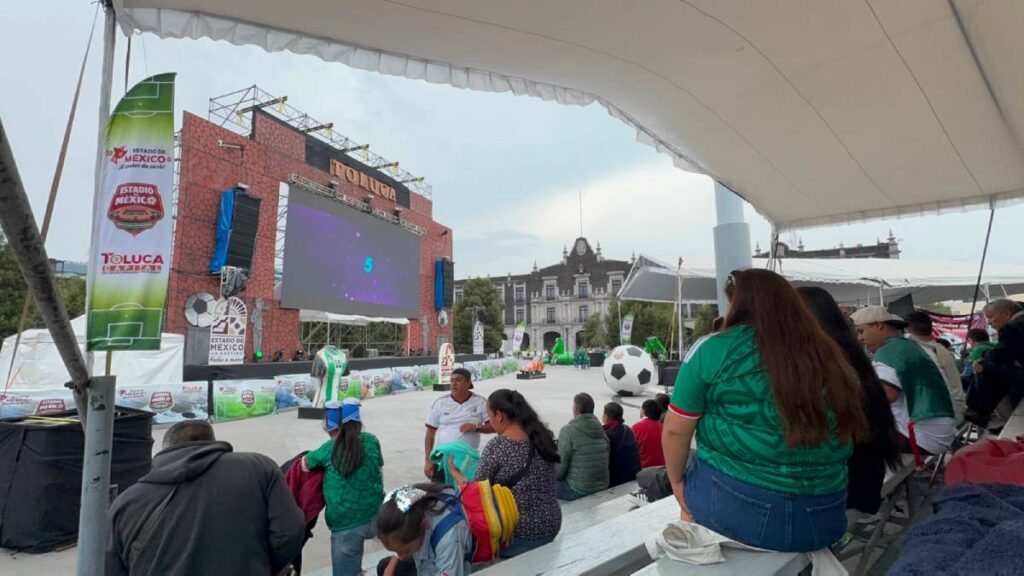 Toluca, Estado de México. Celebran juego de México contra Inglaterra