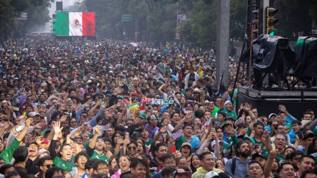 Afición en la Estela de luz en la CDMX