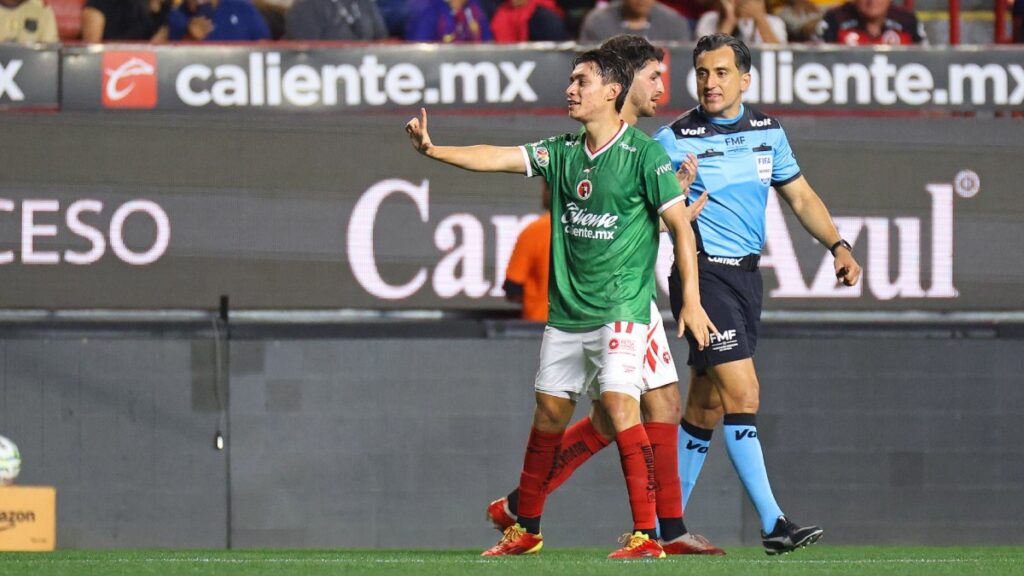 Jugador de Tijuana en festejo de gol