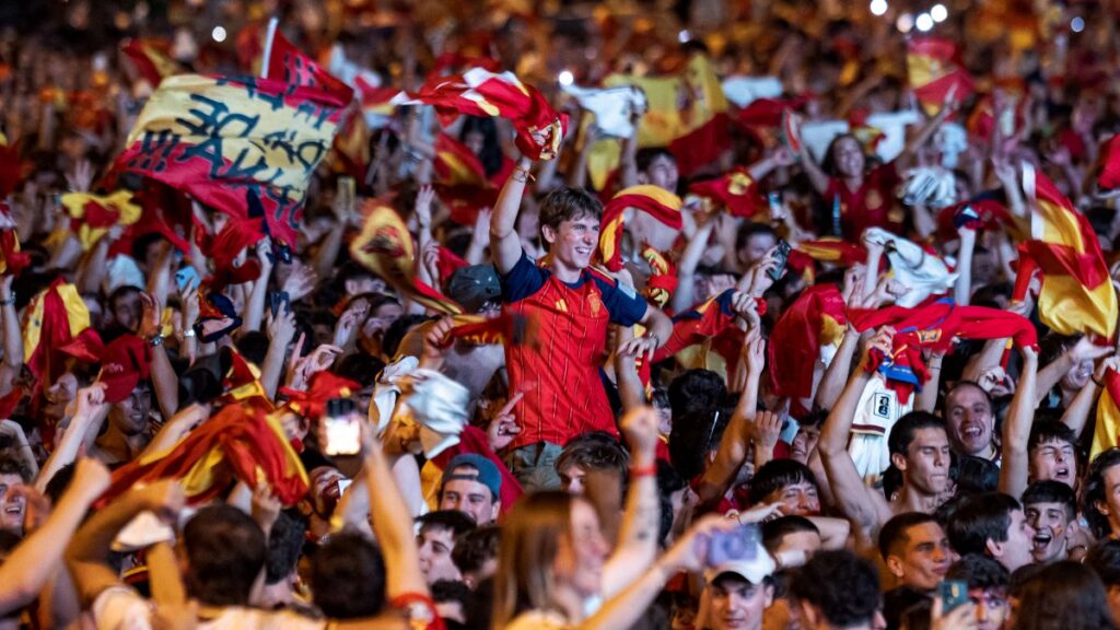 Aficionados celebran la victoria de España en la Fan Zone de la plaza de Colón, en Madrid.