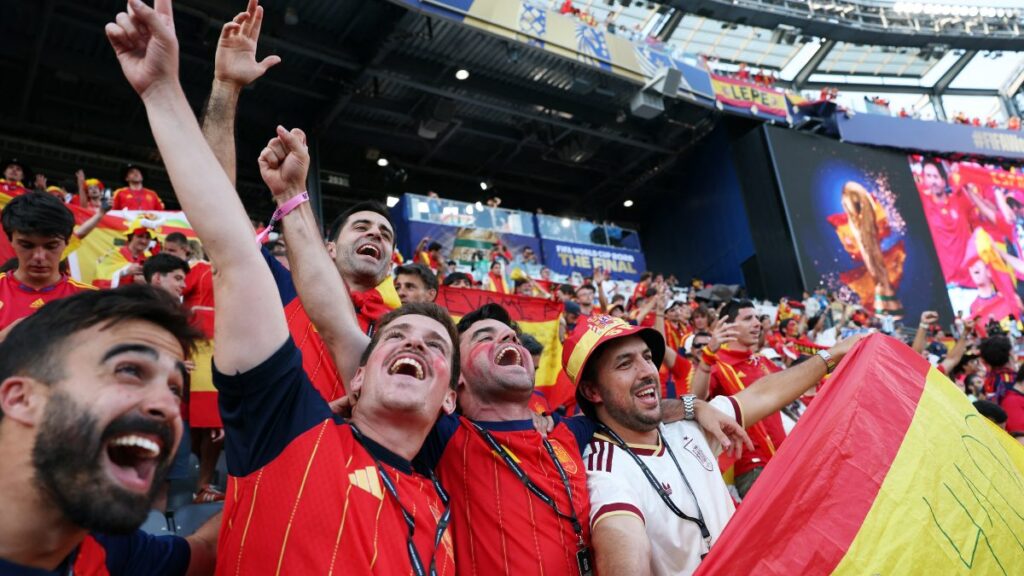 Aficionados de España celebran la victoria desde el estadio Met Life en Nueva York. Reuters.