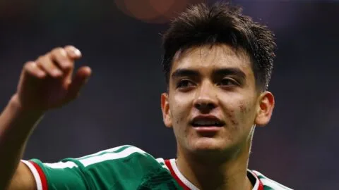 Gil Mora reacciona con humor a su estatura tras el México vs Ecuador