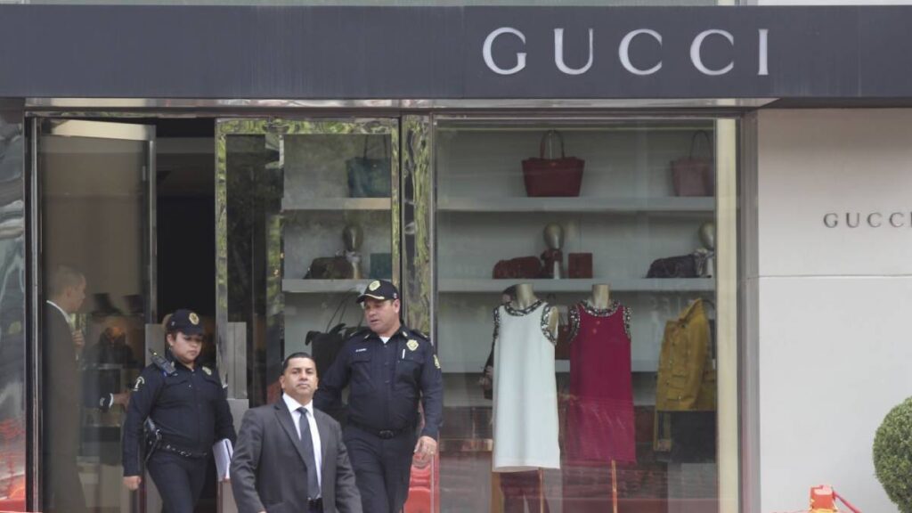 La tienda ubicada en avenida Presidente Masaryk fue intervenida por tres sujetos.