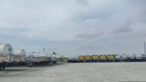 Hallan 39 mil litros de diésel y más de 30 toneles durante operativo en Matamoros, Tamaulipas