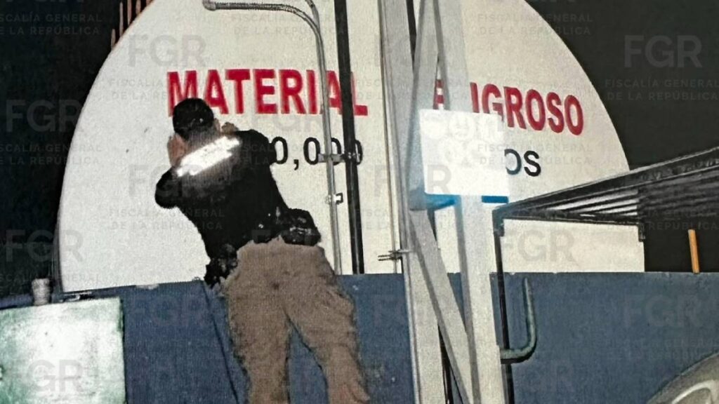 La FGR aseguró 174 mil litros de hidrocarburo, 102 vehículos y un inmueble en un cateo realizado en San Luis Potosí.