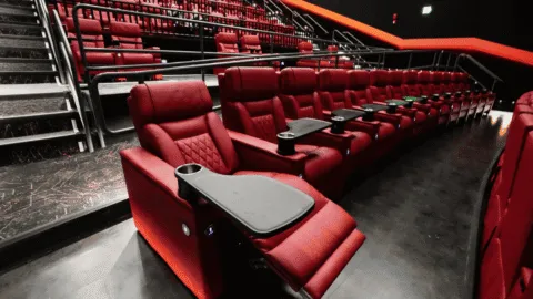 "Lady karateka": mujer extranjera protagoniza pelea en cine VIP durante proyección de La Odisea