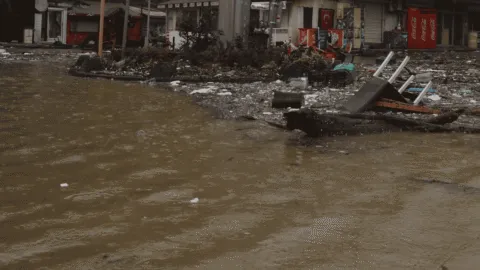 Video: rescatan con vida a una mujer arrastrada por inundaciones en Nogales, Sonora