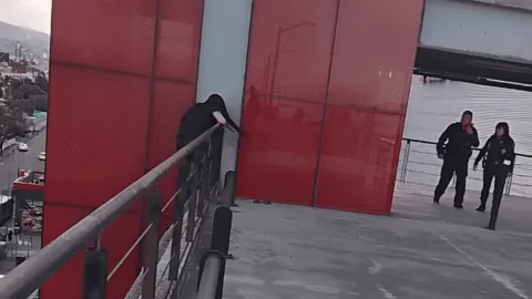 Video: SSC rescata a joven que intentó lanzarse de una plaza en Coyoacán
