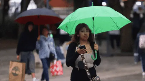 Dos ondas tropicales provocarán lluvias fuertes este viernes; 30 estados se verán afectados