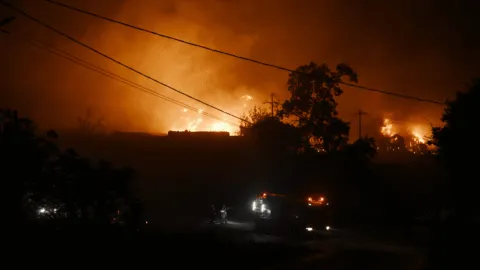 Incendio en Salónica, Grecia, consume dos fábricas y sigue fuera de control