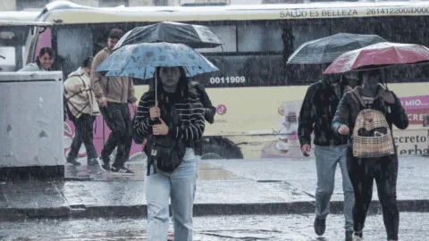 Lluvias no frenan en CDMX este martes; se prevén tormentas y posible caída de granizo