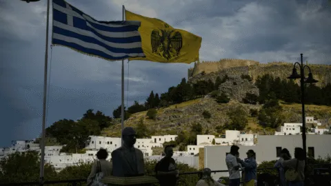 Atacan con cuchillo a dos turistas en la Acrópolis, Grecia; agresor padecería problemas psicológicos