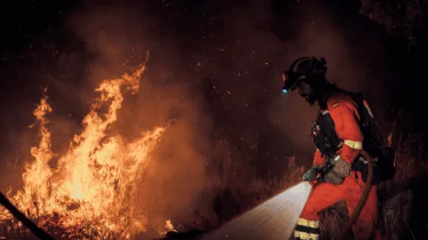 España declara emergencia nacional por incendios; solicitan a la UE aeronaves para sofocarlos