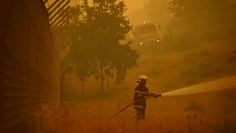 Incendios en España y Francia obligan a evacuar a más de 160 mil personas