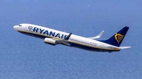 Ventana se desprende en pleno vuelo y pasajero es succionado parcialmente; videos