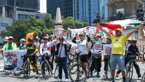 Ángel de la Independencia se llena de apoyo a Isaac del Toro