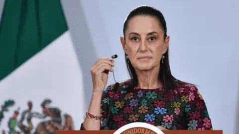 Sheinbaum responde a CNTE: evaluación docente se consultará con maestros y no habrá tratos "en lo oscurito"